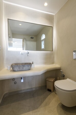 Doccia, asciugacapelli, asciugamani, sapone