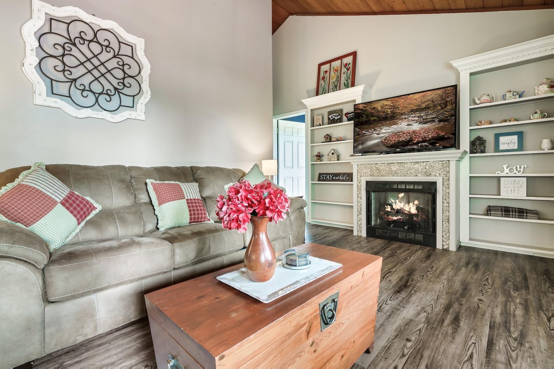 Charming Cabin, The Big Easy Cottage, with Large Mountain Views