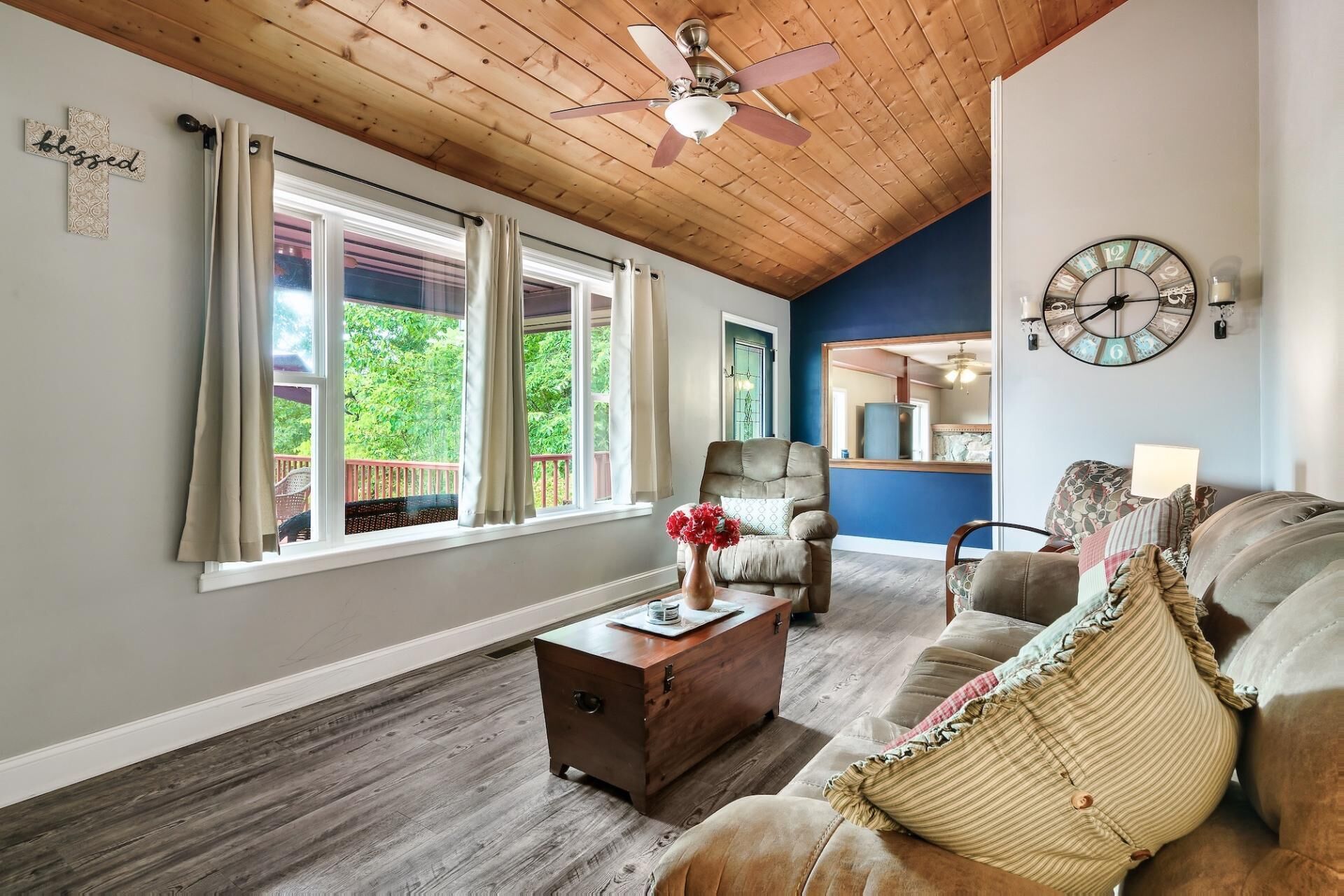 Charming Cabin, The Big Easy Cottage, with Large Mountain Views