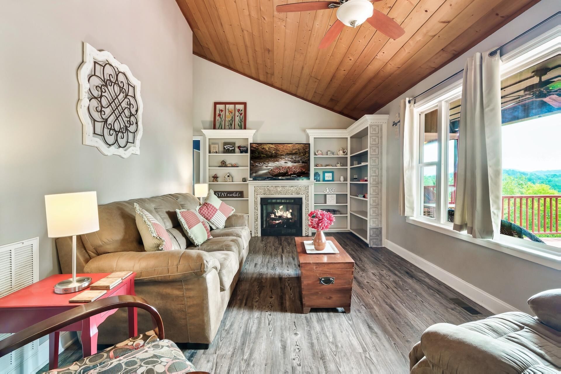 Charming Cabin, The Big Easy Cottage, with Large Mountain Views