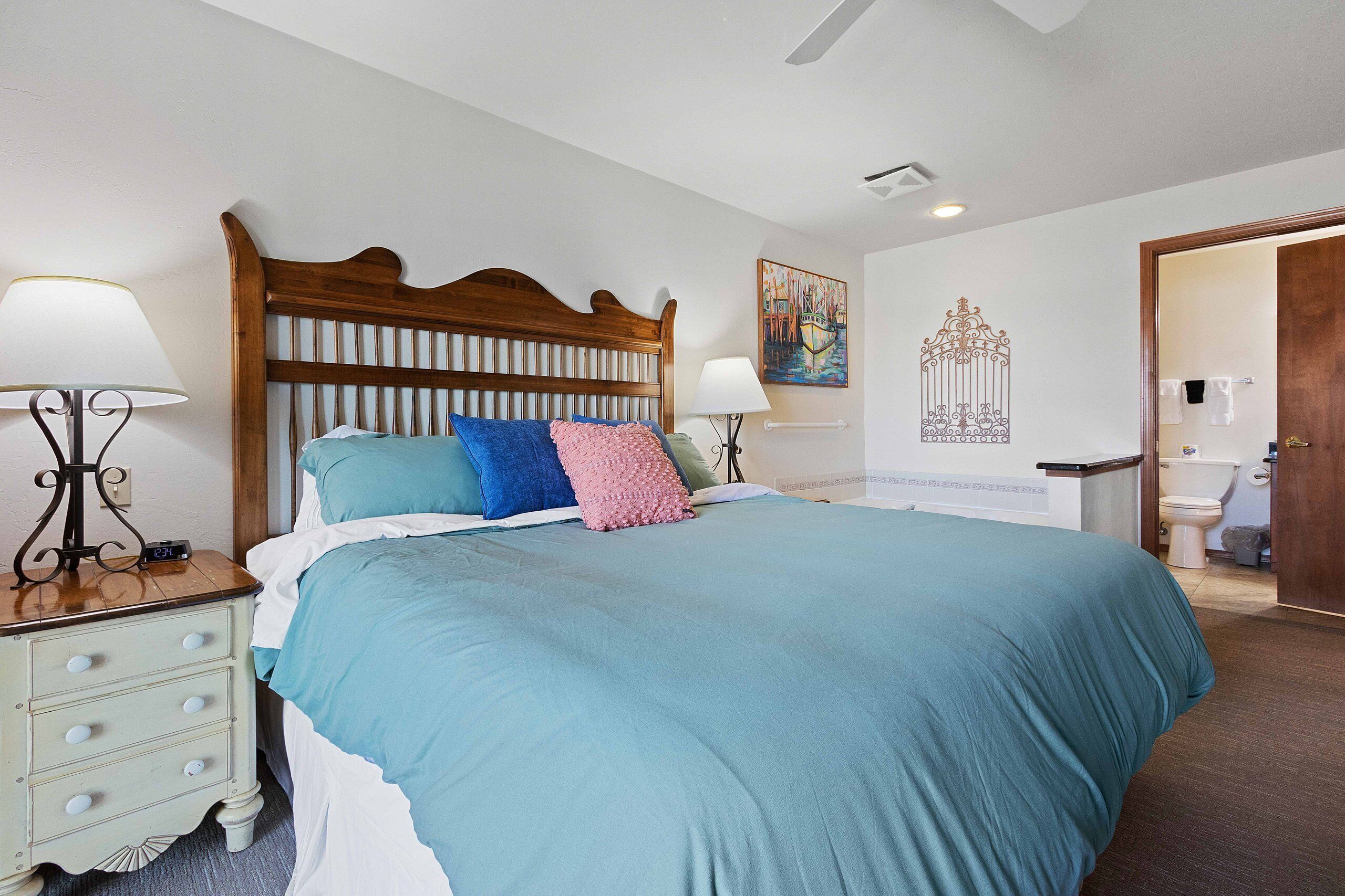 Waterfront Condo with Jetted Tub and Pool Access