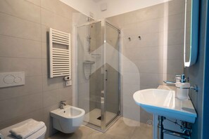 Douche, bidet, serviettes fournies