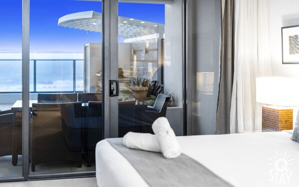 2 bedrooms, iron/ironing board, free WiFi, bed sheets - 2 Bedroom Apartment With Private Plunge Pool (Surfers Paradise)