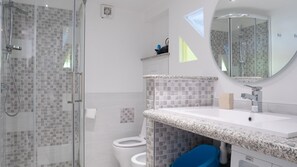 Shower, hair dryer, toilet paper - Pier 2 Porto Ottiolu Rentals sea view beach 100mt (Porto Ottiolu)