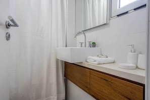 Dusche, Haartrockner, Handtücher, Shampoo
