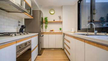 Microondas, cafetera/tetera, tostadora, utensilios de cocina