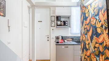 Kühlschrank, Mikrowelle, Herdplatte, Wasserkocher mit Kaffee-/Teezubehör