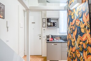 Frigorifero, microonde, piano cottura, macchina per tè/caffè