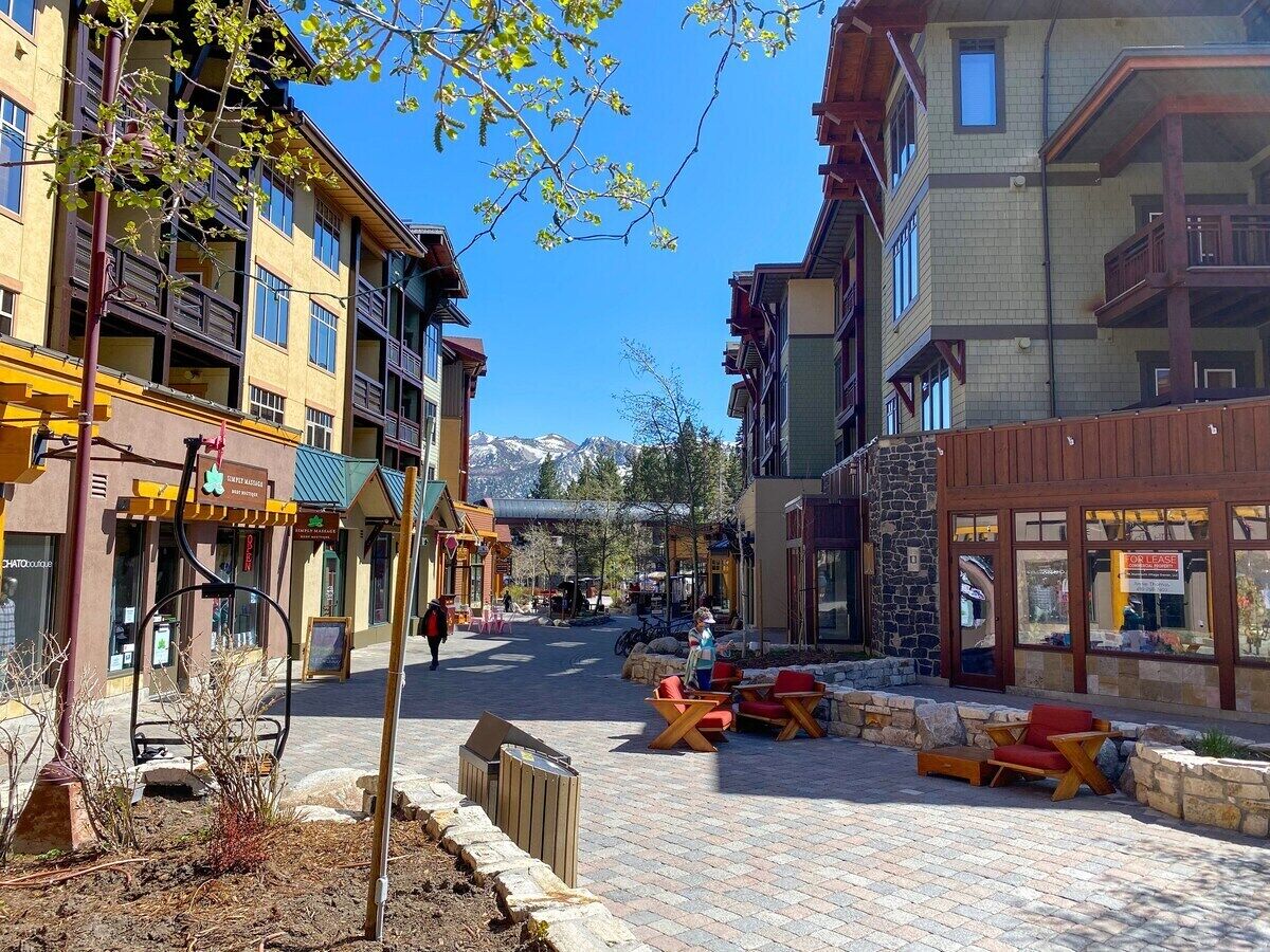 This condominium is a 2 bedroom(s), 2 bathrooms, located in Mammoth Lakes, CA.