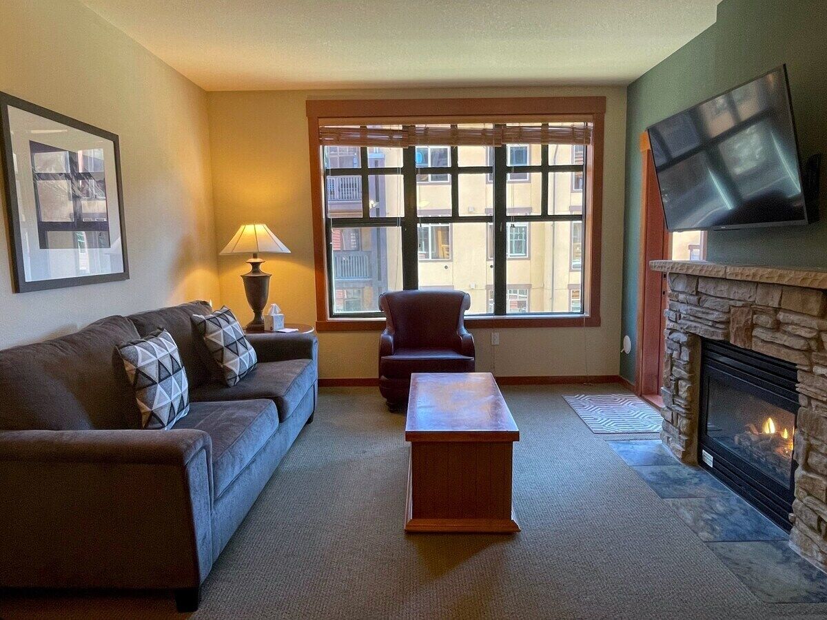 This condominium is a 2 bedroom(s), 2 bathrooms, located in Mammoth Lakes, CA.