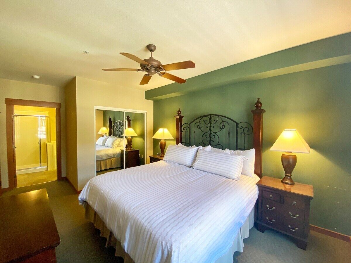 This condominium is a 2 bedroom(s), 2 bathrooms, located in Mammoth Lakes, CA.