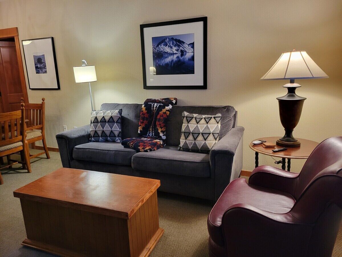 This condominium is a 2 bedroom(s), 2 bathrooms, located in Mammoth Lakes, CA.