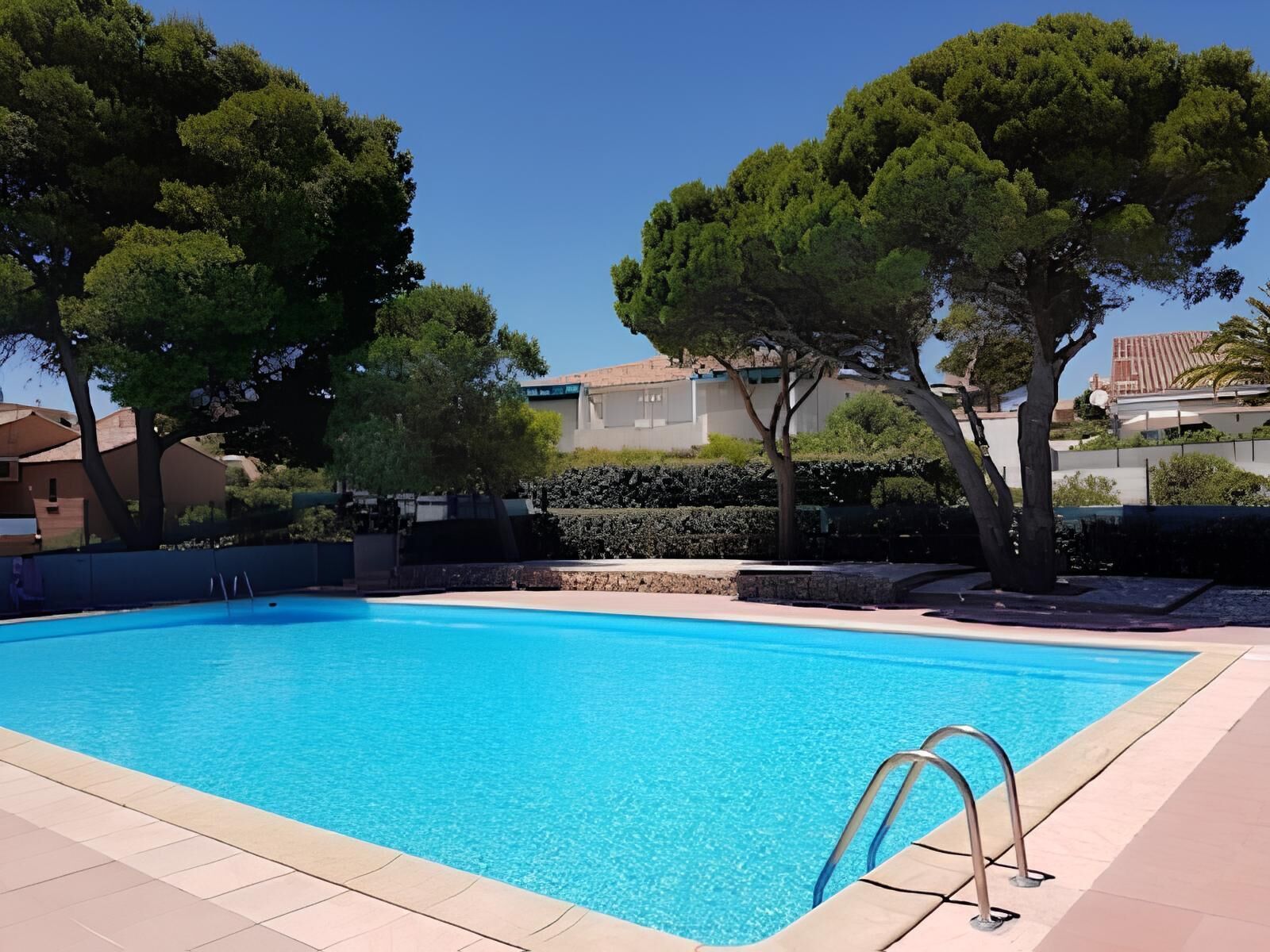 La Pinède Beach . Beautiful sea and Pyrenees view, quiet with swimming pool and parking