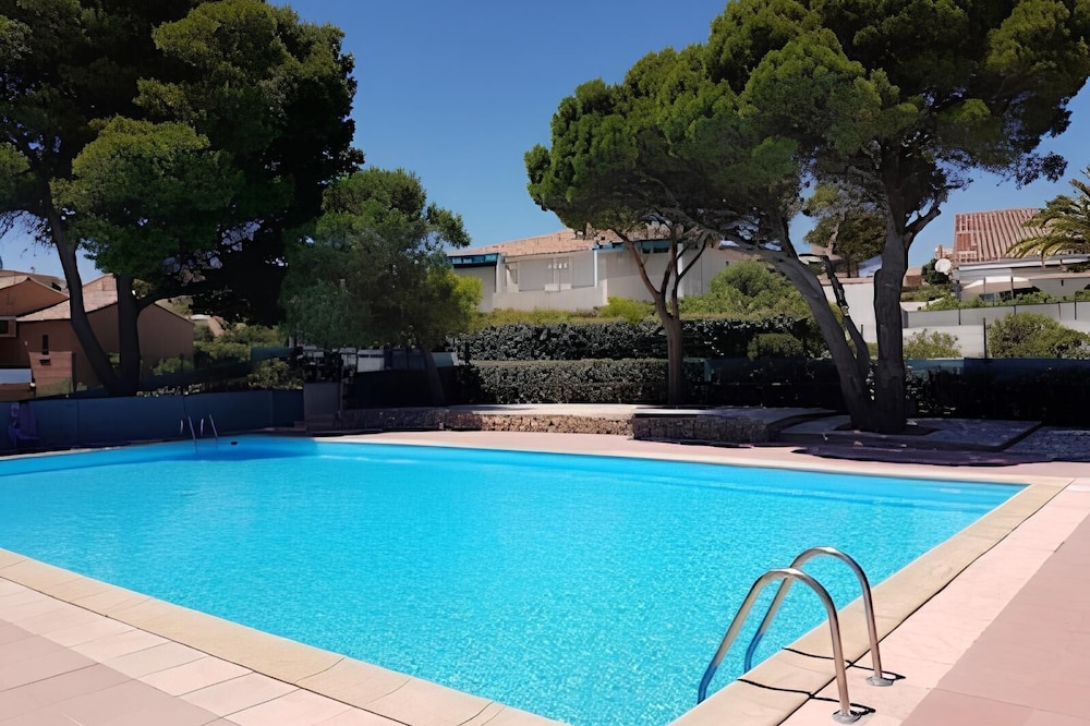 La Pinède Beach . Beautiful sea and Pyrenees view, quiet with swimming pool and parking