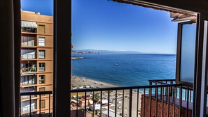 Ein Balkon mit Blick auf Strand und Meer.