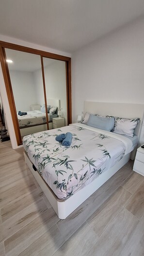 1 habitación, tabla de planchar con plancha, wifi gratis y ropa de cama 