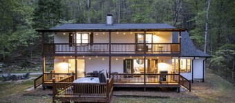 Luxury Chalet on 50 Acres w/ Hot Tub, Game Room, Mountain View & seasonal spring