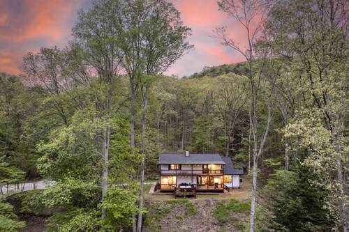 Luxury Chalet on 50 Acres w/ Hot Tub, Game Room, Mountain View & seasonal spring