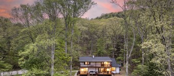 Luxury Chalet on 50 Acres w/ Hot Tub, Game Room, Mountain View & seasonal spring