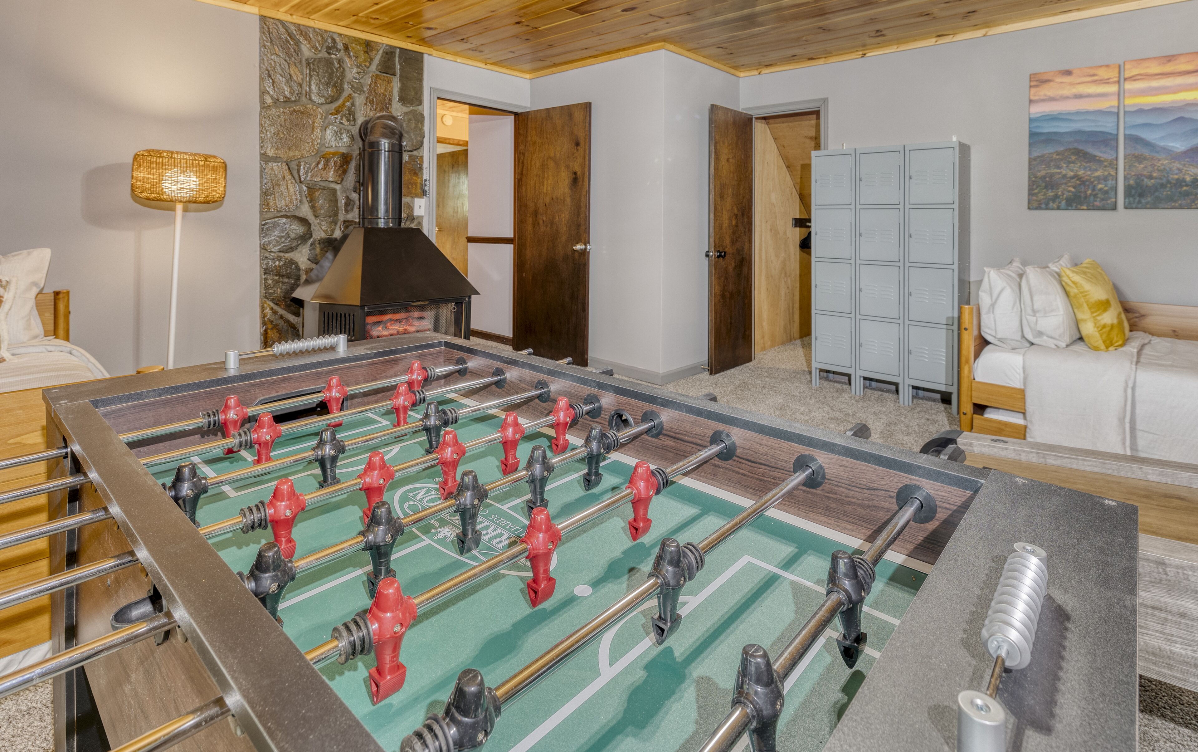 Luxury Chalet On 50 Acres W/ Hot Tub, Game Room, Mountain View & Seasonal Spring - Blue Ridge, GA