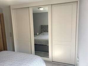 3 bedrooms, travel cot, free WiFi, bed sheets - Spacious & family friendly apartment-delightful for experiencing the North Coast (Portstewart)