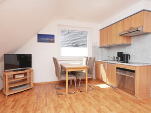 Jääkaappi, mikroaaltouuni, liesi, astianpesukone