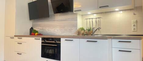 Kühlschrank, Mikrowelle, Herdplatte, Geschirrspüler