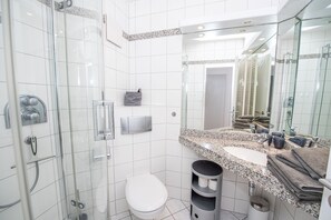 Dusche, Haartrockner, Handtücher