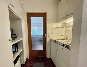 Fridge, stovetop, coffee/tea maker, toaster - Haus Dünenrose Wohnung 46 (Norderney)