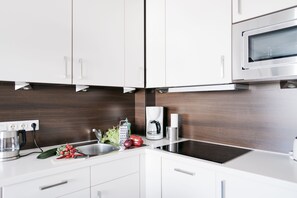 Kühlschrank, Mikrowelle, Herdplatte, Geschirrspüler