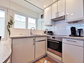 Køleskab, mikrobølgeovn, ovn, kogeplade