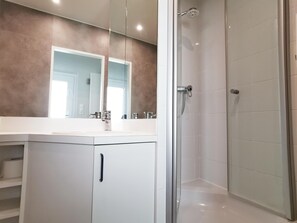 Douche, séchoir à cheveux, serviettes fournies