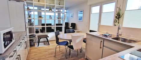 Frigorifero, microonde, forno, piano cottura