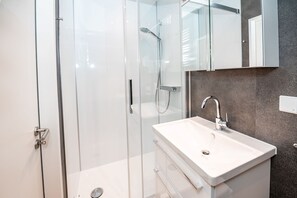 Dusche, Haartrockner, Handtücher