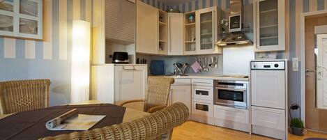 Køleskab, mikrobølgeovn, kogeplade, opvaskemaskine