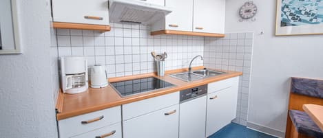 Réfrigérateur, micro-ondes, plaque de cuisson, lave-vaisselle