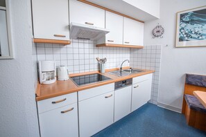 Køleskab, mikrobølgeovn, kogeplade, opvaskemaskine