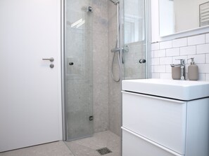 Suihku, hiustenkuivaaja, pyyhkeet