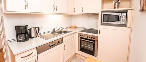 Køleskab, mikrobølgeovn, ovn, kogeplade