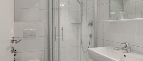 Dusche, Haartrockner, Handtücher