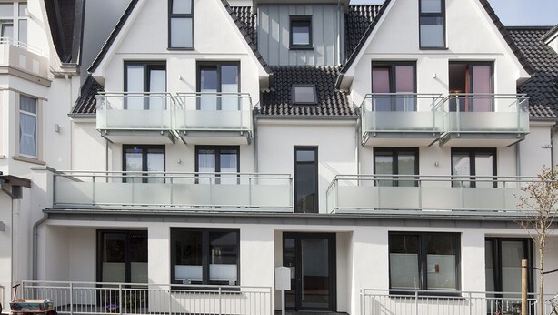A modern multi-story residential building with balconies, large windows, and a flat roof. - Haus Ulrichs Wohnung 1 b (Norderney)