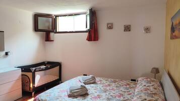 1 Schlafzimmer, Schreibtisch, Bügeleisen/Bügelbrett, Reisekinderbett