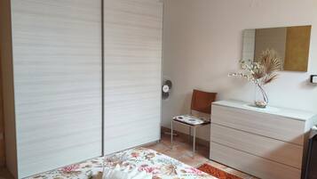 1 camera, una scrivania, ferro/asse da stiro, culla da viaggio