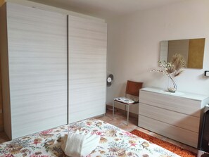 1 bedroom, desk, iron/ironing board, travel cot - STELLA MARINA holiday apartment, 450 meters from the sea, independent entrance (portoscuso)