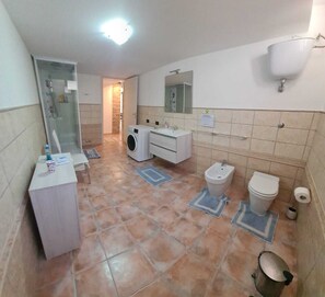 Shower, hair dryer, bidet, towels - STELLA MARINA holiday apartment, 450 meters from the sea, independent entrance (portoscuso)