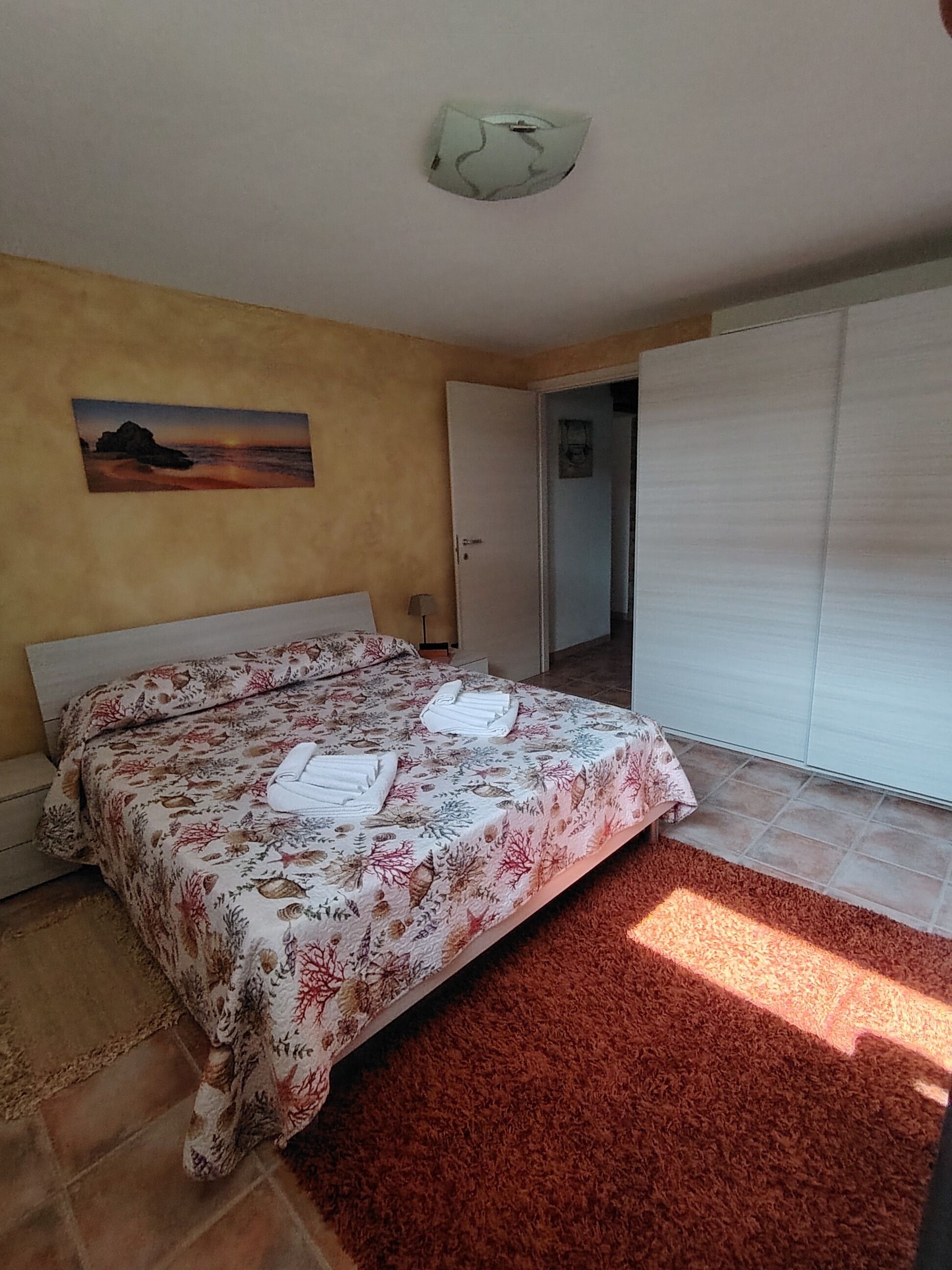 1 habitación, escritorio, tabla de planchar con plancha y cuna de viaje 