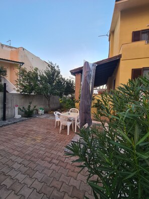 Outdoor dining - STELLA MARINA holiday apartment, 450 meters from the sea, independent entrance (portoscuso)