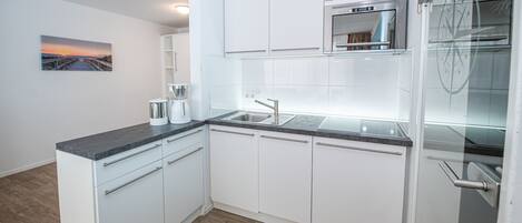 Fridge, microwave, stovetop, dishwasher