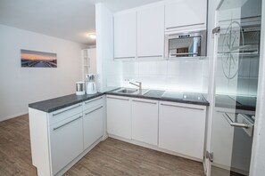 Køleskab, mikrobølgeovn, kogeplade, opvaskemaskine