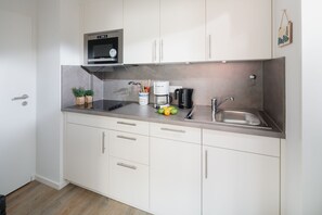 Køleskab, mikrobølgeovn, kogeplade, opvaskemaskine